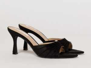 Sandale negre de tip mule cu acceesoriu auriu