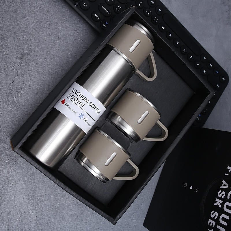 Reducere 37% – Set Cadou Termos Premium 500 ml + 3 Cani din Inox, TRM012, Inox / Crem 1 Set Cadou Termos Premium 500 ml + 3 Cani din Inox
