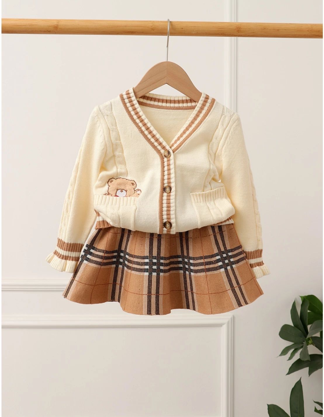 Reducere 50% – Set Pulover + Fusta, model crem 1 Set Pulover + Fusta