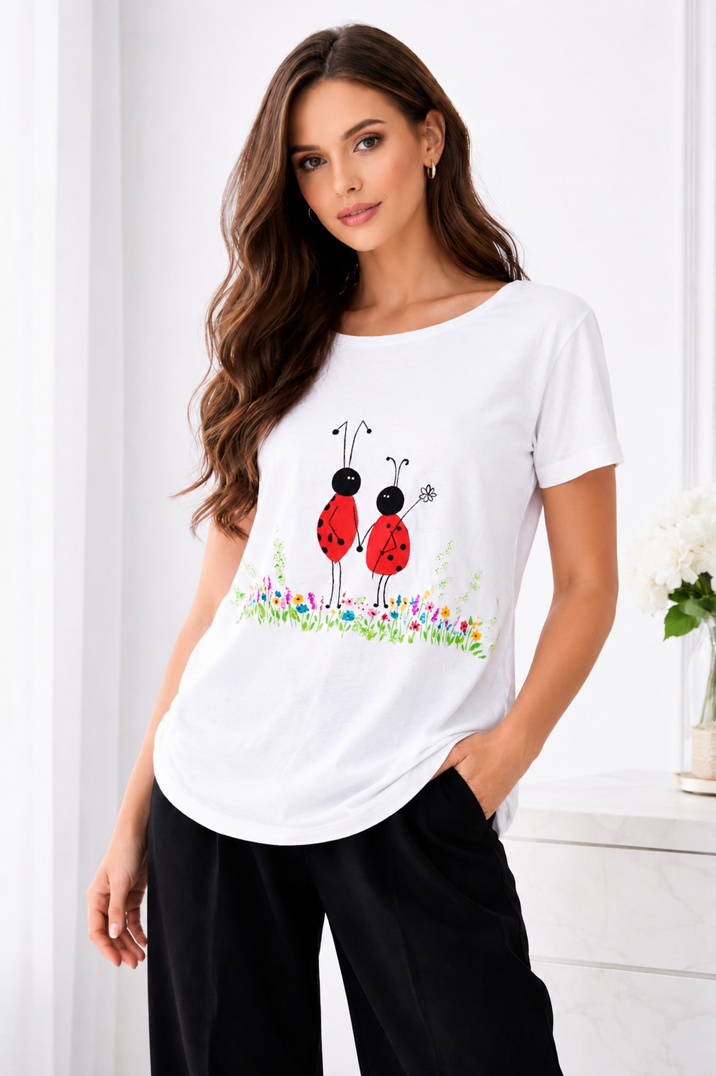 Reducere 12% – Tricou alb din bumbac pictat manual, cu buburuze 1 Tricou alb din bumbac pictat manual
