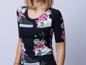 Tricou negru cu imprimeu floral si tenisi
