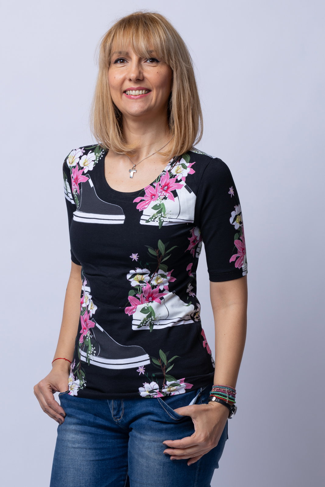 Reducere 30% – Tricou negru cu imprimeu floral si tenisi 1 Tricou negru cu imprimeu floral si tenisi